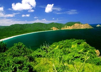 Bãi Dài ở đảo này đã đứng đầu danh sách 5 bãi biển “Hidden Beaches” (những bãi biển còn ít được khám phá) đẹp nhất thế giới do trang web chuyên về du lịch của Australia (www.concierge.com) bình chọn vào năm 2008. Bãi Dài của Việt Nam được giới thiệu là “đẹp hoang sơ” rất thích hợp để nghỉ dưỡng và thời gian lý tưởng nhất để đến đây là từ tháng 10 đến tháng 3 hằng năm.
